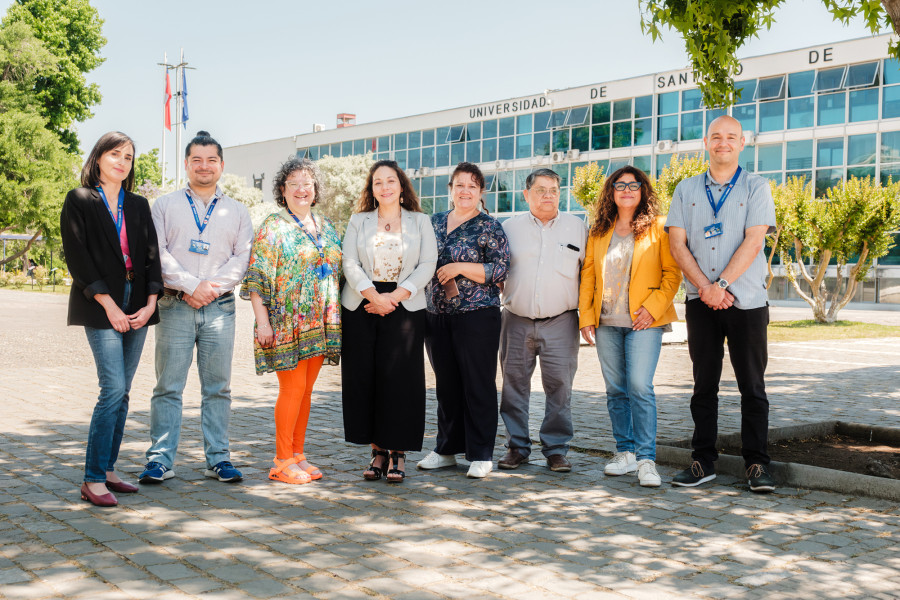 Integrantes equipo Ciencias Médicas en la explanada central de Rectoría