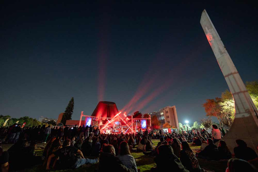 Imagen de escenario central de aniversario 40 del Planetario con banda tributo a Pink Floyd