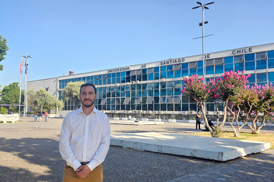 Académico Leonardo Brescia posa a la cámara en la explanada principal del edificio de Rectoría Usach