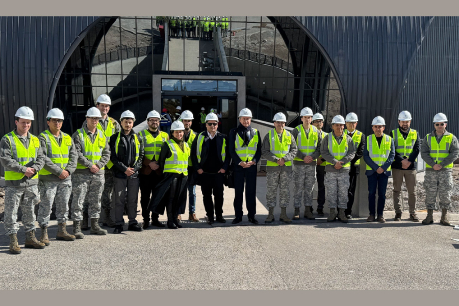 Funcionarios de la Fach y académicos Usach aparecen con chalecos amarillos y cascos blancos