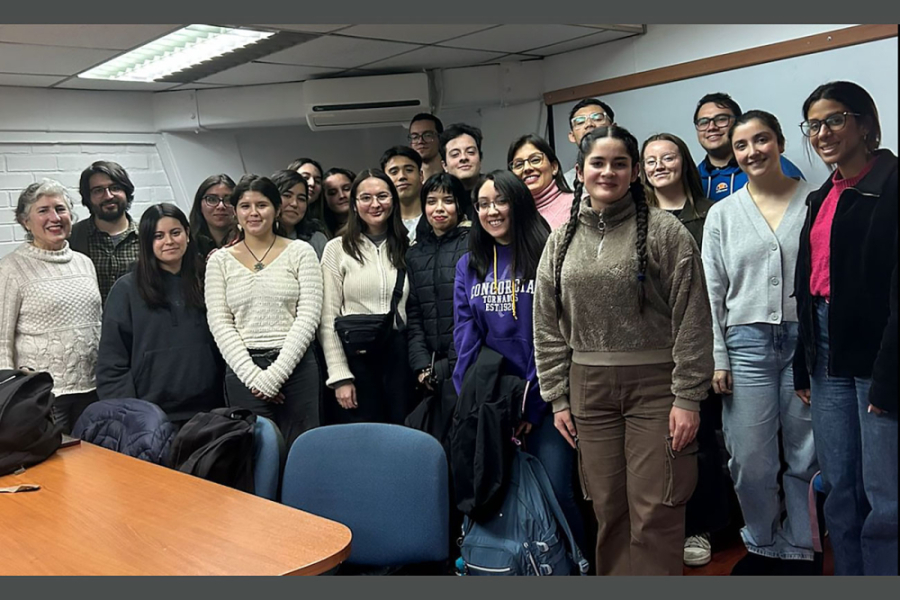 En la fotografía aparece un grupo de estudiantes y docentes del nuevo programa académico de la Facultad de Ciencias Médicas Usach.