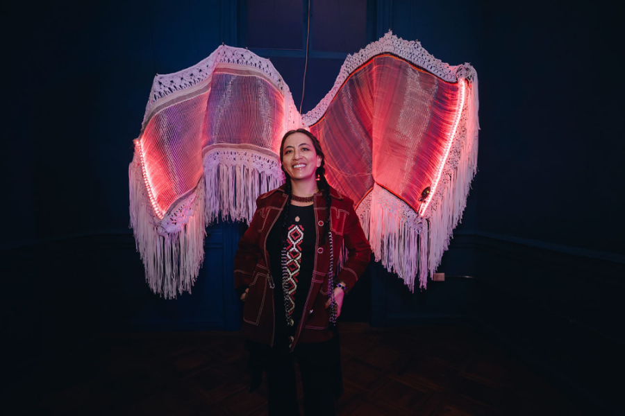 :n la fotografía aparece la artista boliviana Sandra De Berduccy (aruma). De fondo, una pieza inspiradas en la cultura Chancay.