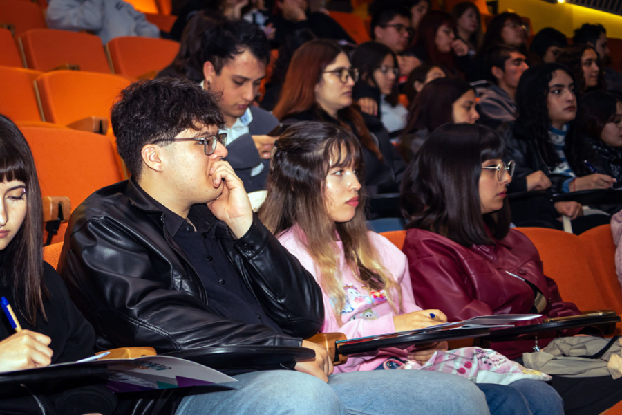 En la fotografía aparece asistentes al evento de una versión anterior en el Auditorio FAE-Usach.
