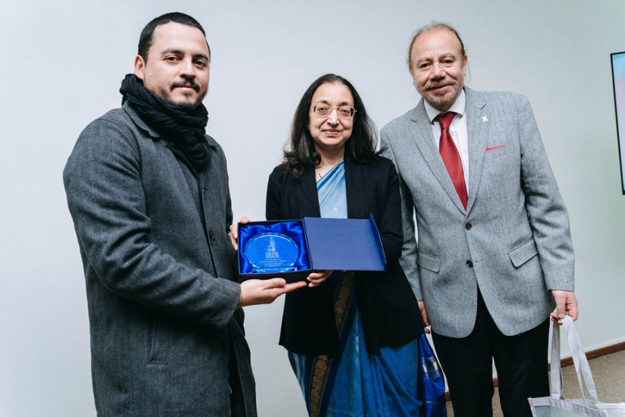 En la fotografía aparecen la Embajadora de la India y el decano Bernardo Morales