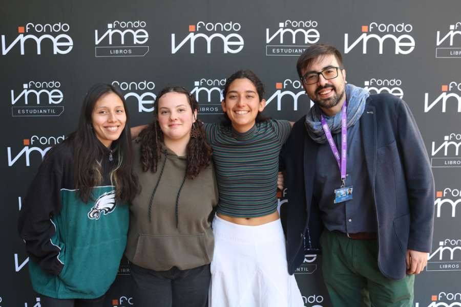 En la fotografía aparecen 4 estudiantes ganadores del Fondo VIME. De fondo, una araña-panel publicitaria de la VIME
