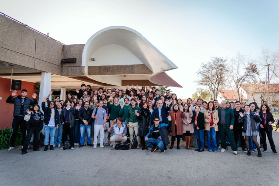 Estudiantes internacionales posan junto al Rector Vidal y autoridades de la Universidad en las afueras del Planetario Usach.