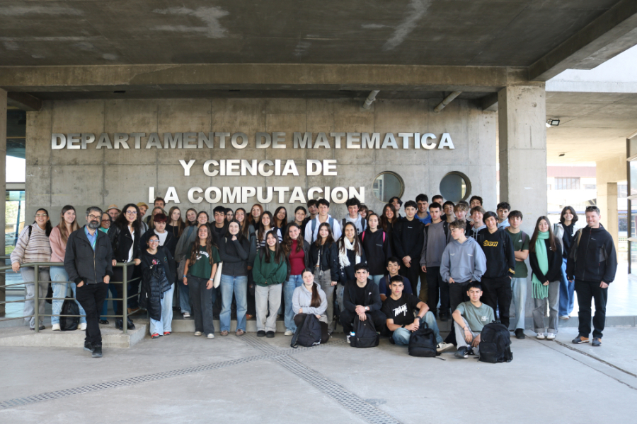 Estudiantes posan junto a académicos Usach en las afueras del edificio del Departamento de Matemática y Ciencia de la Computación
