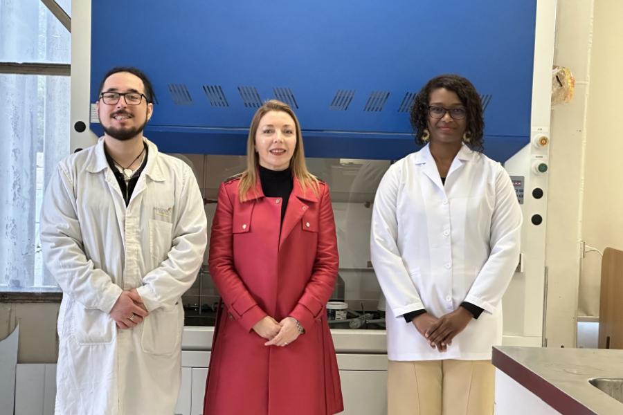 En la fotografía aparece la Dra. Andrea Mahn junto investigadores del proyecto.