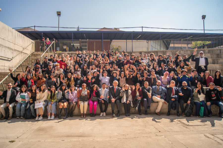 Comunidad del Departamento de Lingüistica y LIteratura Usach posa sobre unas grandes escalinatas de cemento  