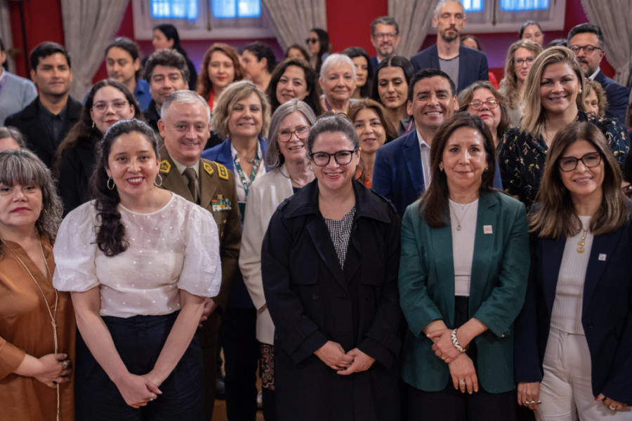 Académicas Usach posan a la fotografía en el palacio de la moneda