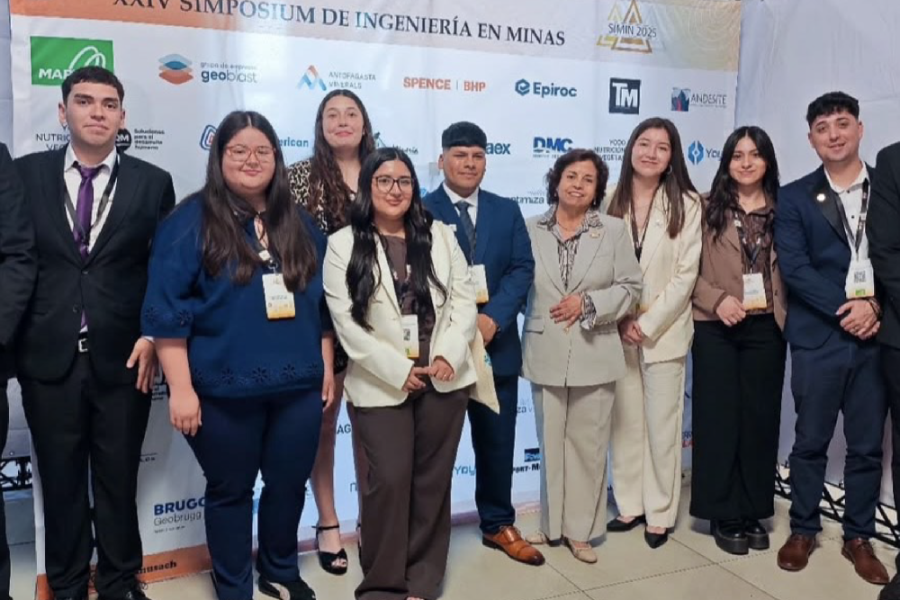 En la fotografía aparecen estudiantes y académicos que participaron del evento, vestidos con trajes formales.