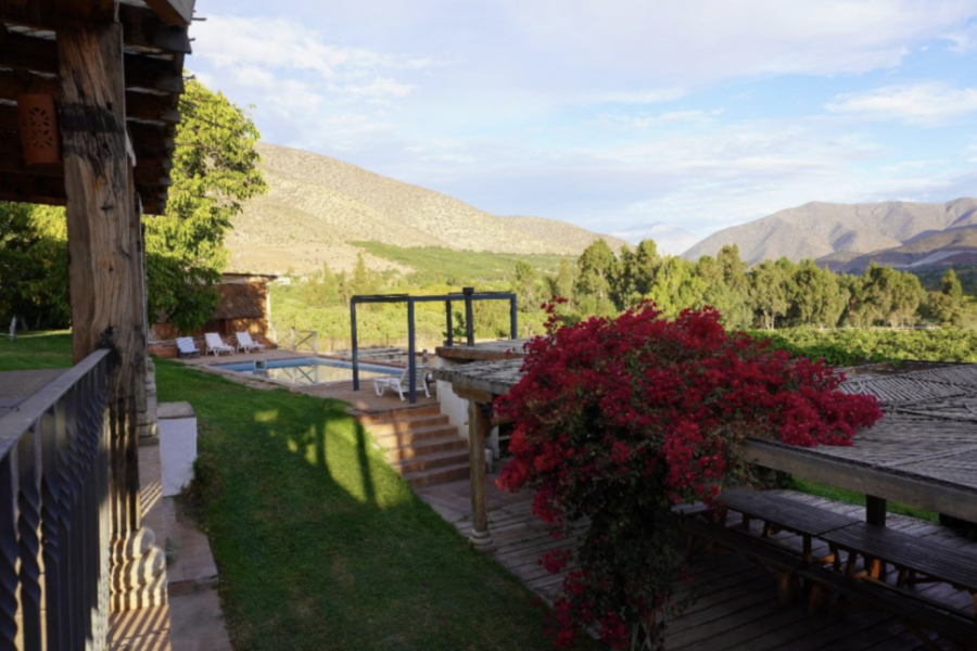 Imagen turística del Valle de Elqui, con una piscina y los cerros y el cielo de fondo