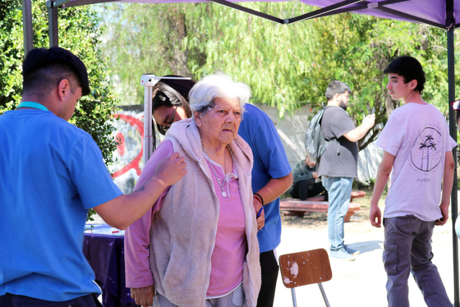 En la imagen aparecen vecinos de la Villa Portales en medio del operativo de salud.