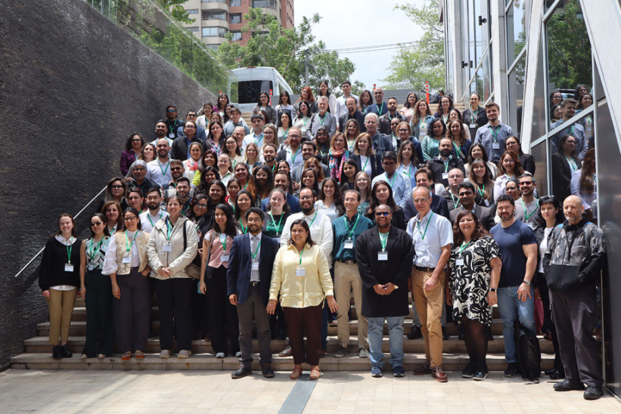 En la imagen aparecen cerca de 50 científicos y científicas que participaron del evento, que posan a la cámara en una escalera del edificio en donde se realizó el simposio 