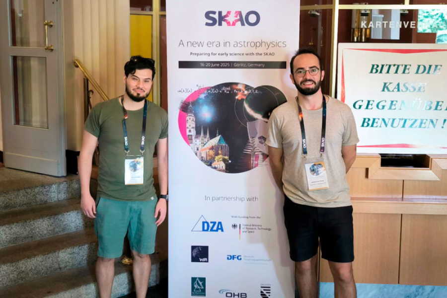 En la fotografía aparecen dos investigadores Usach que trabajan en el proyecto.