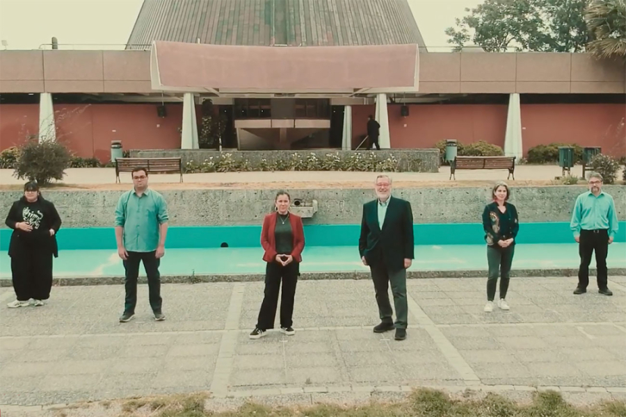 En la fotografía aparecen conductores estrellas de Radio Usach. De fondo Planetario Usach.
