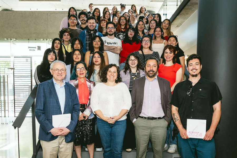 Académicos y estudiantes asistentes al evento aparecen en una escalera del edificio que acogió la actividad.