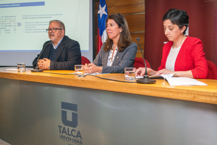 En la imagen aparece la Vicerrectora de Vinculación con el Medio Usach, junto a autoridades del Cuech.