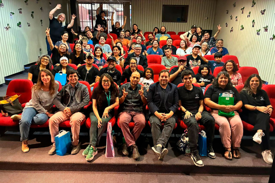 En la imagen aparecen las y los participantes del programa CuentaUsach