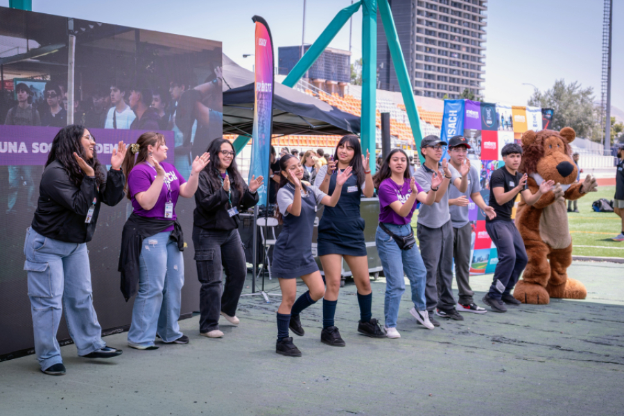 Imagen grupal de personas bailando 