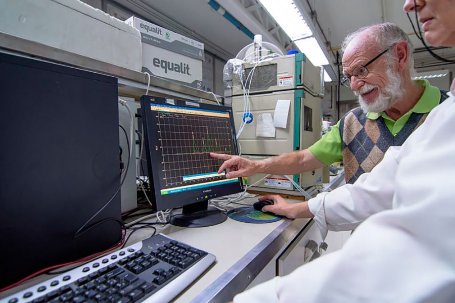 dos personas revisan un computador 