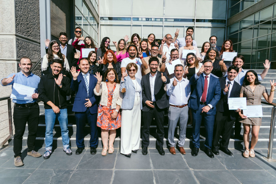 En la fotografía aparece el ministro de Trabajo, autoridades y académicos del diplomado de la Facultad de Derecho y estudiantes del programa cos sus respectivos diplomas 