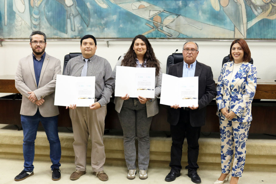 En la imagen aparecen docentes recibiendo sus certificaciones en el Salón de Honor Usach. De fondo, el cuadro "Viviendo enfrentando a la flechas" de Roberto Matta.