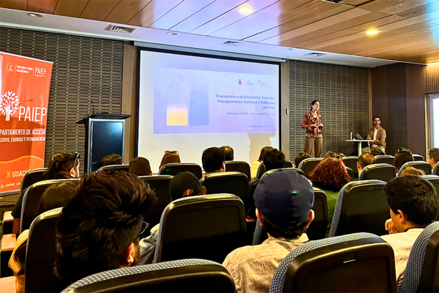 En la fotografía aparecen dos conferencistas dirigiéndose al público que asistió al coloquio en al Auditorio del Edificio Rector Eduardo Morales Santos
