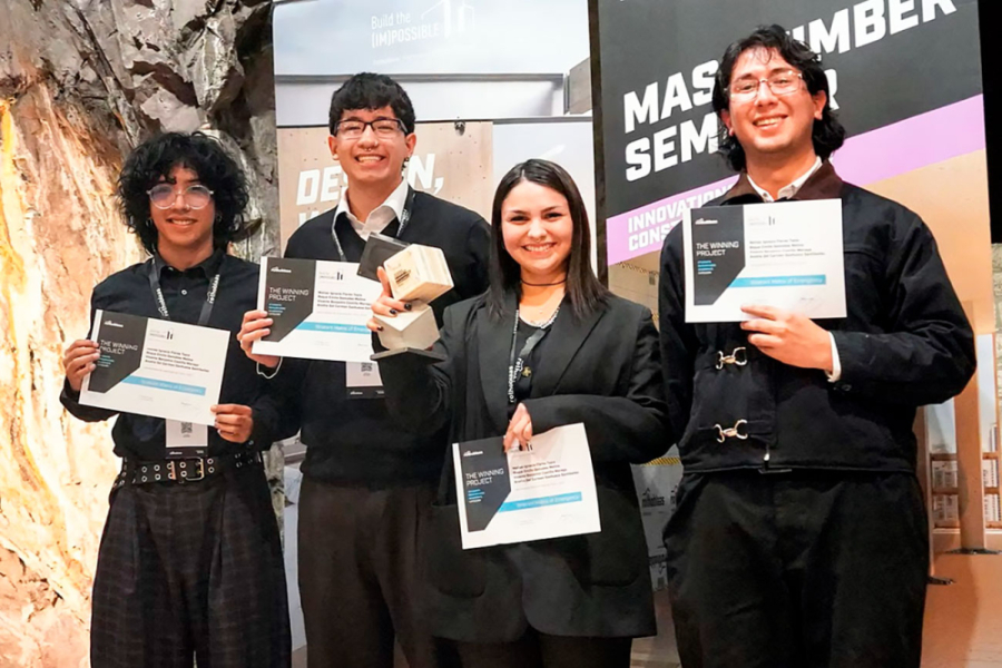 En la fotografía aparecen los 4 estudiantes ganadores vestidos de negro. Son tres hombres y una mujer, que aparecen con sus respectivos diplomas que acreditan su triunfo en el concurso