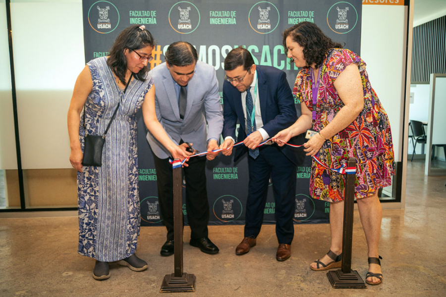 En la fotografía aparecen el Rector (s) Usach junto al decano de la Facultad de Ingeniería y dos académicas, cortando la cinta de la nueva equipación del Edificio ESID