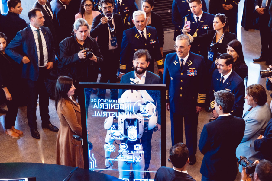 En la fotografía aparece el Presidente boric interactuando con a Stelarbots de la Usach, Junto a la autoridad aparece la directora del Leind, Dra. Lorena Delgado, acompañado por altos mandos de la FACH