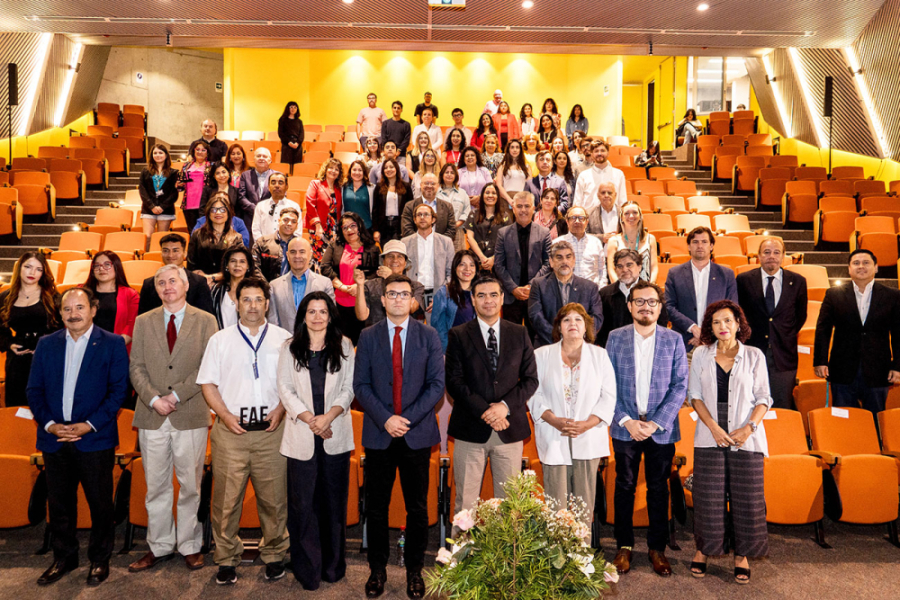 En la fotografía aparece el Rector (s) Usach, junto a autoridades del gobierno central, la Facultad de Administración y Economía y parte del funcionariado en el Auditorio FAE
