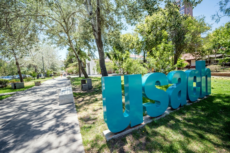 Letrero volumétrico USACH instalado sobre pasto en el Campus
