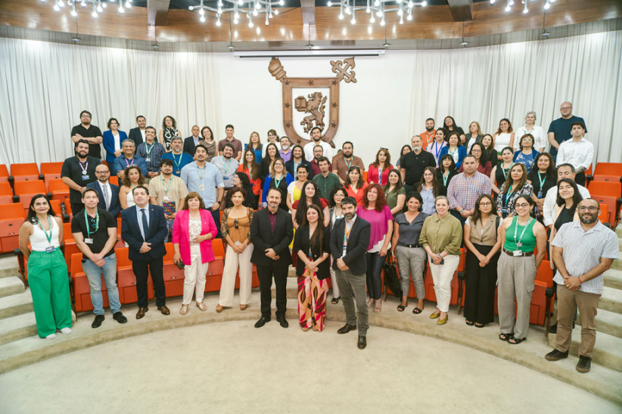 Autoridades Usach encabezadas por el Prorrector Escrig posan a la fotografía en el Salón de Honor de la Corporación