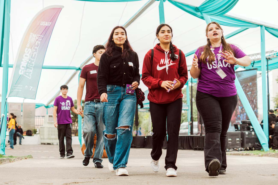 Futuros estudiantes Usach son acompañado por una monitora de nuestra universidad, a la entrada de a Feria del Postulante 2026