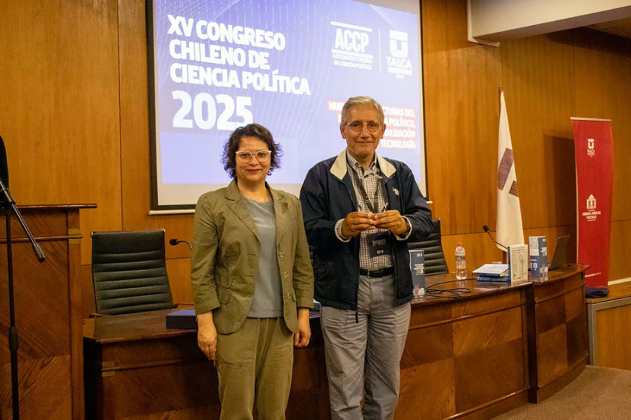En la fotografía aparece el Dr.Mauricio Olavarría Gambi, recibiendo el reconocimiento de la Universidad de Talca.