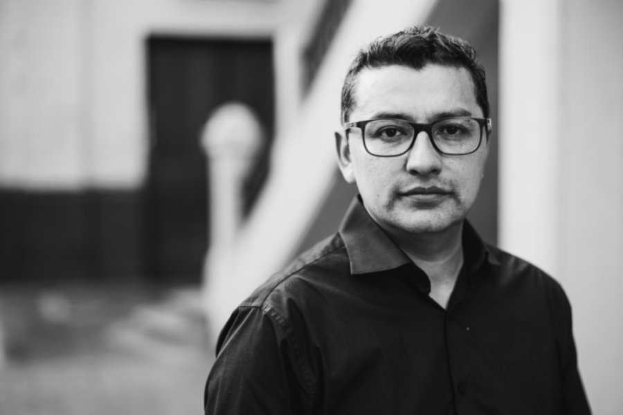 En la imagen aparece René Silva, un destacado compositor chileno contemporáneo, académico y pianista