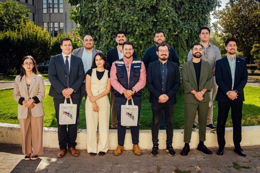 En la fotografía aparece el vicerrector de Vinculación con el Medio Usach, junto a profesionales del área y del Gobierno Regional. La ikagen fue captura en las afueras del edificio VIME.