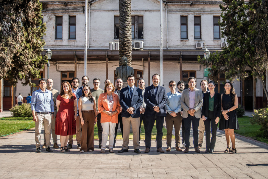 En la imagen aparecen altas autoridades de nuestra universidad y las investigadoras e investigadores que se adjudicaron los Fondecyt Iniciación