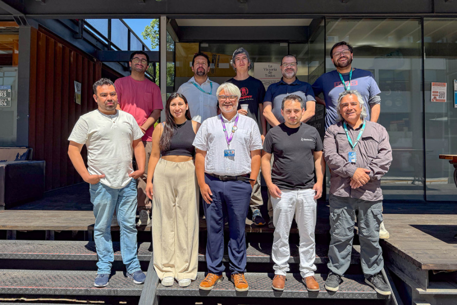 En la fotografía aparece el equipo de la Escuela de Kinesiología Usach en la facha del edificio institucional. Son 9 hombres y 1 mujer.