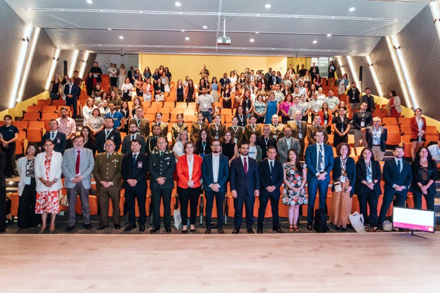 Autoridades de nuestra universidad posan junto a personal de la Defensoría de la Niñez y oficiales de Carabineros en una actividad que se realizó en el Auditorio de la Facultad de Administración y Economía