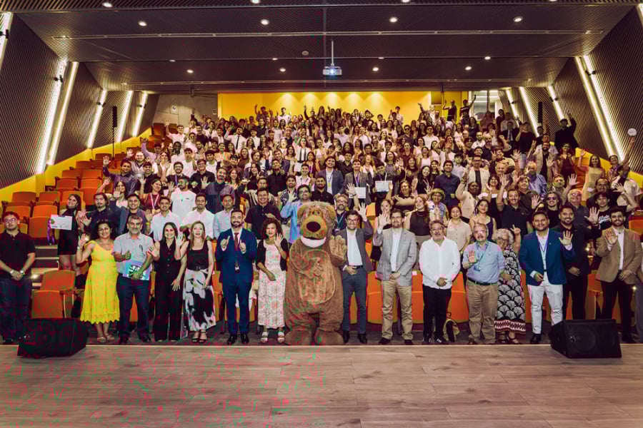 En la fotografía aparecen autoridades y la comunidad deportiva de nuestra universidad en el auditorio de la Facultad de Administración y Economía.