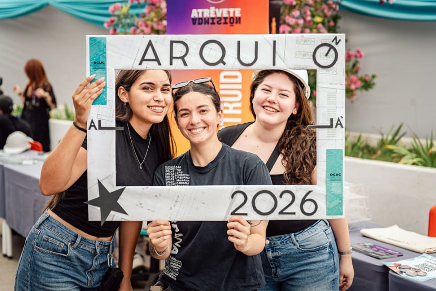 En la fotografía aparecen tres entusiastas estudiantes de nuestra Universidad, participando en las jornada del proceso de Matrícula Usach 2026 