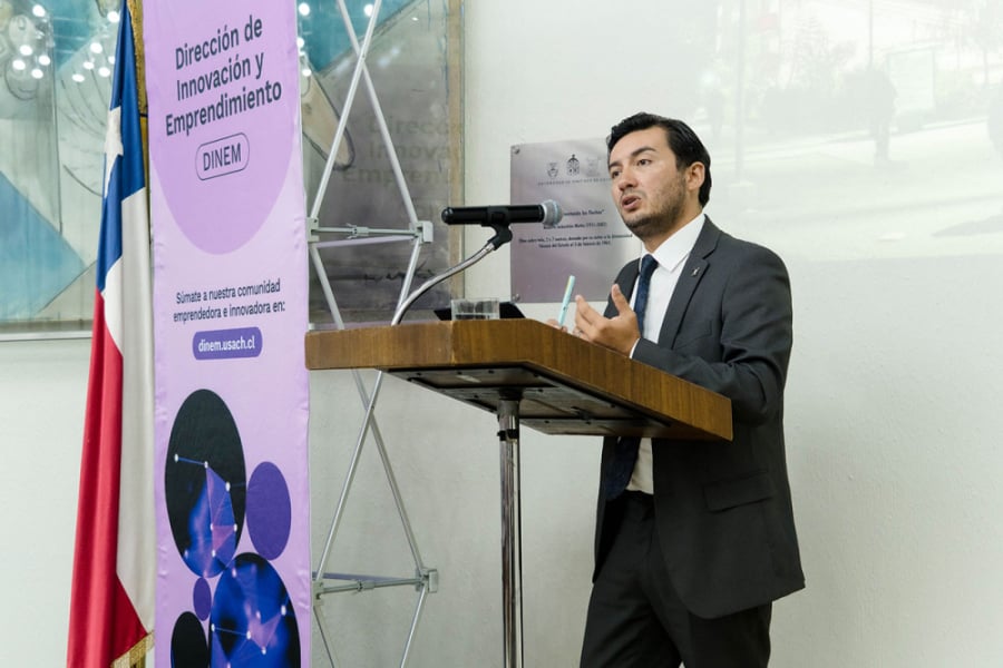 La imagen muestra al vicerrector de la VRIIC exponiendo en el evento