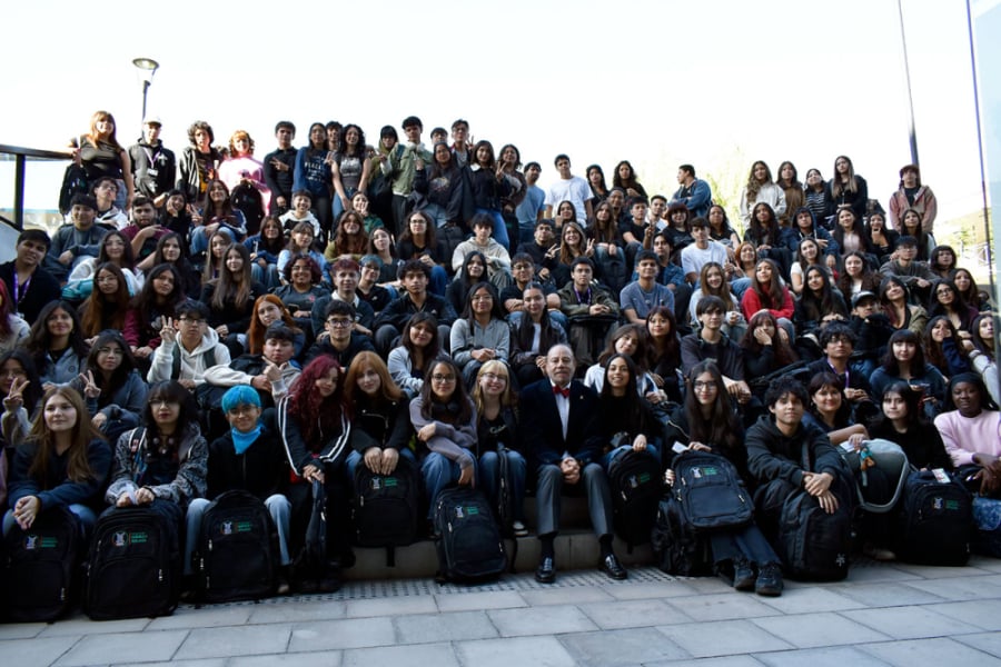 En la imagen se muestran a las y los nuevos estudiantes sentados junto al decano de la facultad