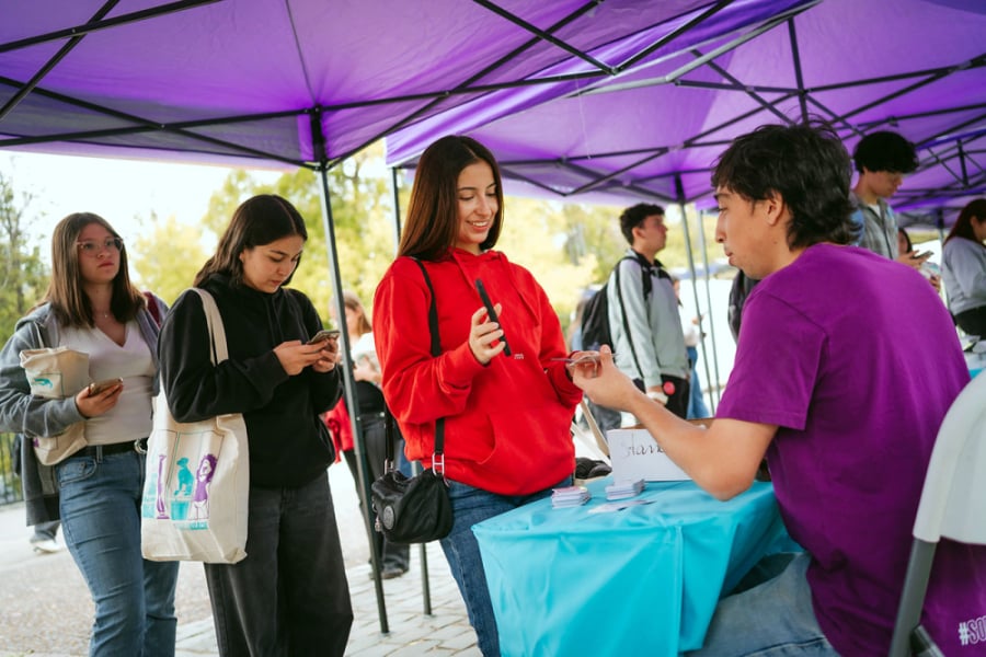 En la imagen aparecen tres estudiantes recibiendo sus credenciales.