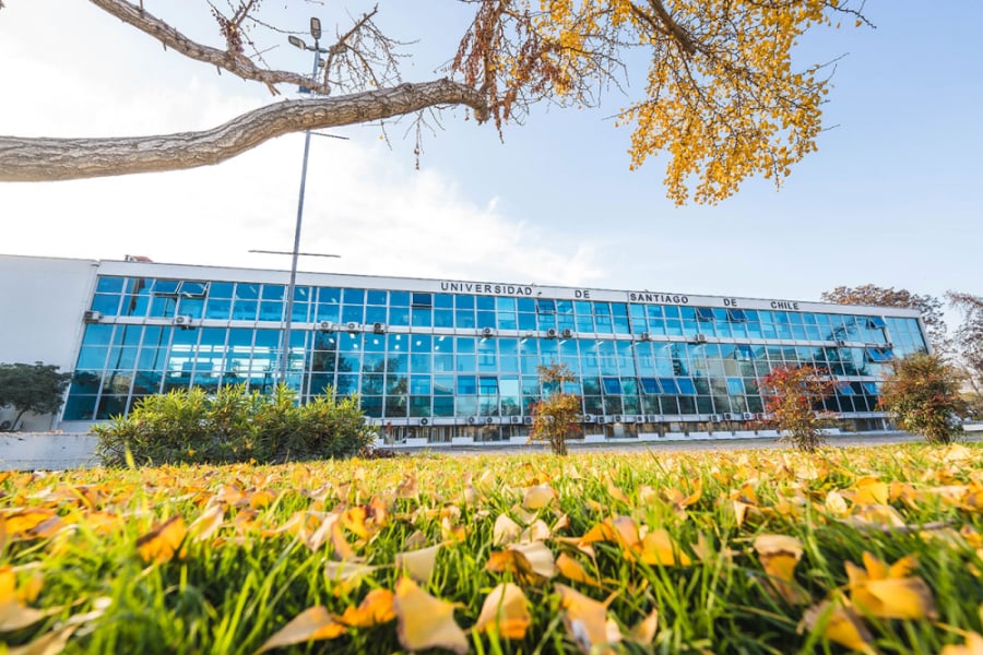 En la imagen aparece el frontis de la Casa Central Usach