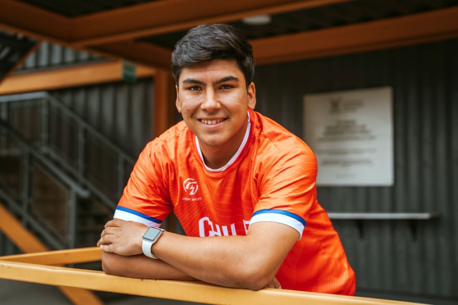 En la imagen aparece Martín Castro Vergara estudiante de Ingeniería Civil Eléctrica fue titular en la final que le dio a Chile su segundo oro panamericano masculino en hockey patín.