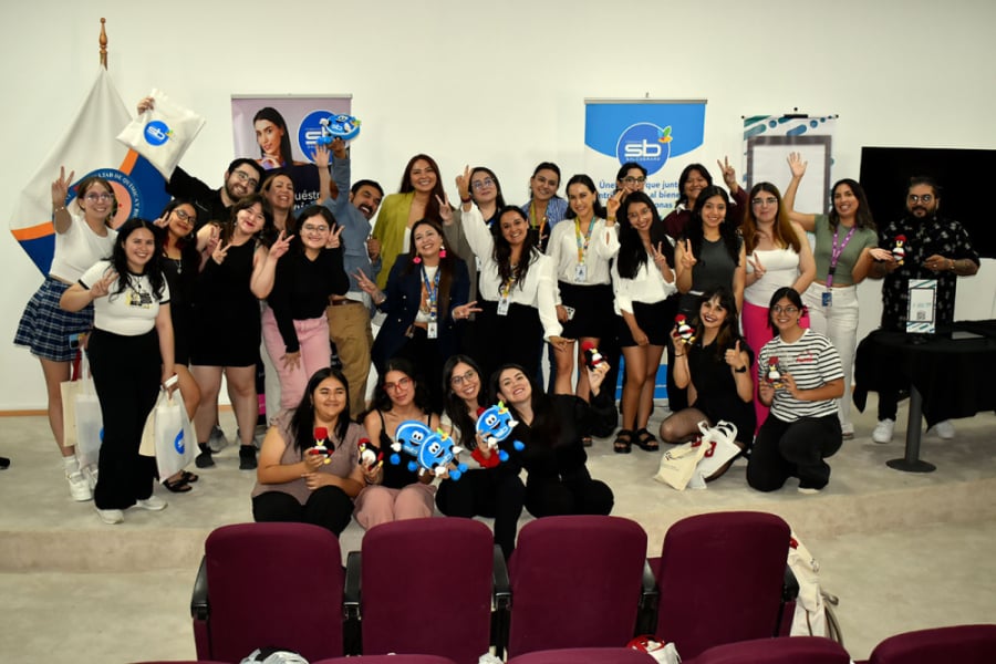 Estudiantes de la Facultad de Química y Biología posan a la cámara durante el evento.