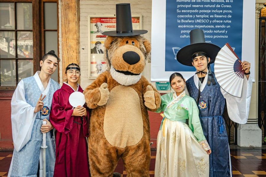En la imagen aparecen estudiantes vestidos con trajes típicos de Corea. En el medio de la fotografía está Usachín 